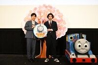 「映画 きかんしゃトーマス おいでよ！未来の発明ショー！」公開記念舞台挨拶の様子。左から後藤淳平、賀来賢人、トーマス。