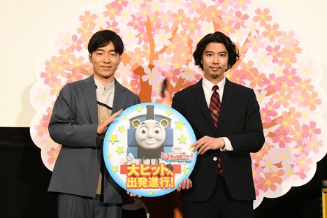 左から後藤淳平、賀来賢人。