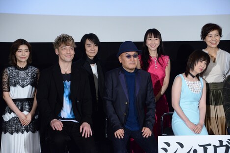 上段左から伊瀬茉莉也、優希比呂、長沢美樹、山口由里子。下段左から勝杏里、立木文彦、林原めぐみ。