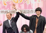 左から小林稔侍、野田洋次郎。