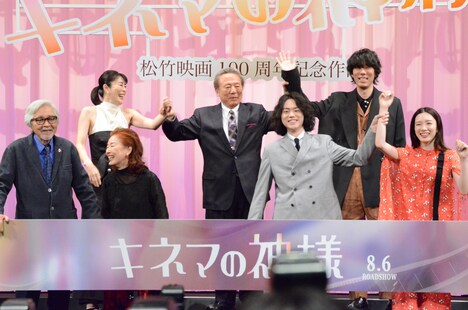 「キネマの神様」完成報告会見の様子。前列左から山田洋次、宮本信子、菅田将暉、永野芽郁。後列左から寺島しのぶ、小林稔侍、野田洋次郎。