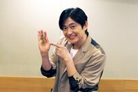 トカゲのおもちゃを持った下野紘。