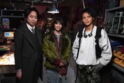 左から櫻井翔、広瀬すず、上田竜也。