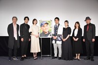 「大綱引の恋」監督・佐々部清1周忌追悼上映イベントにて、左から升毅、中村優一、比嘉愛未、佐々部清（写真）、三浦貴大、松本若菜、石野真子、西田聖志郎。