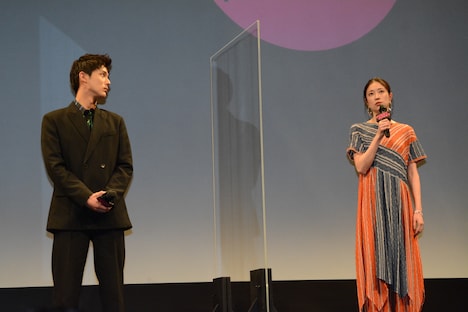 左から中川大志、関めぐみ。