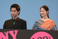 左から中川大志、関めぐみ。