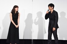 水泳の熱血コーチを演じたい綾瀬はるか（左）と、難色を示す西島秀俊（右）。
