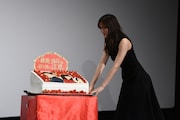 西島秀俊の誕生日ケーキを運ぶ綾瀬はるか。