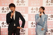 左から鈴木亮平、吉岡里帆。