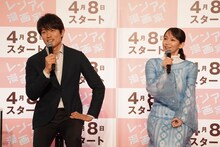 左から鈴木亮平、吉岡里帆。