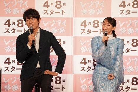 左から鈴木亮平、吉岡里帆。