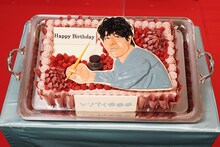 鈴木亮平に贈られた誕生日ケーキ。