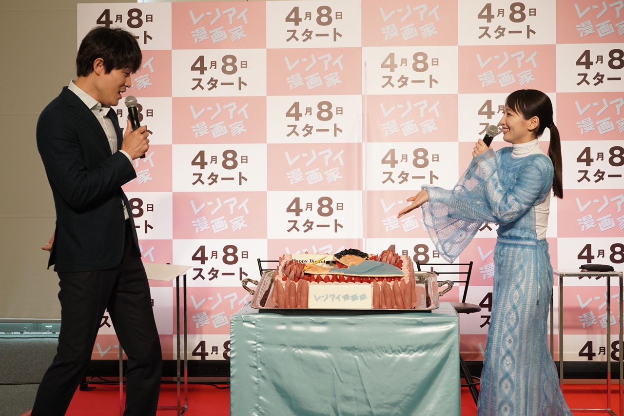 吉岡里帆（右）からのサプライズ演出に驚く鈴木亮平（左）。