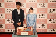 左から鈴木亮平、吉岡里帆。