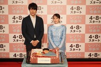 左から鈴木亮平、吉岡里帆。