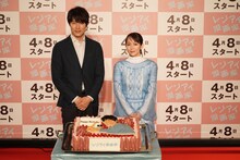 左から鈴木亮平、吉岡里帆。