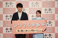 左から鈴木亮平、吉岡里帆。