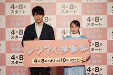 左から鈴木亮平、吉岡里帆。