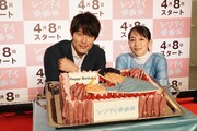左から鈴木亮平、吉岡里帆。