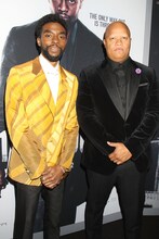 「21ブリッジ」ニューヨークプレミアでのチャドウィック・ボーズマン（左）とローガン・コールズ（右）。