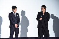 左から北村一輝、伊原剛志。