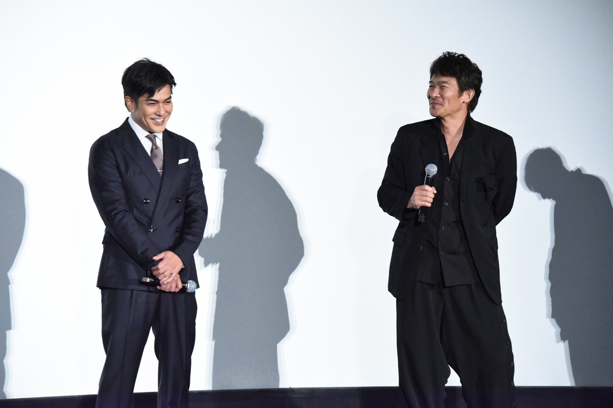 左から北村一輝、伊原剛志。