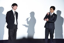 左から坂口健太郎、北村一輝。