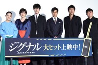 「劇場版シグナル 長期未解決事件捜査班」初日舞台挨拶の様子。左から奈緒、吉瀬美智子、坂口健太郎、北村一輝、伊原剛志、橋本一。