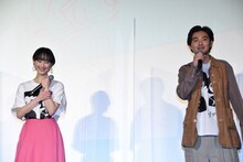 左から松井玲奈、松田龍平。