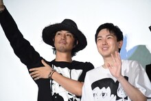 左から齊藤工、森優作。