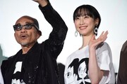 左から竹中直人、松井玲奈。