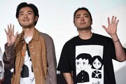 カメラに手を振る松田龍平（左）と山田孝之（右）。