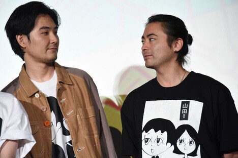 見つめ合う松田龍平（左）と山田孝之（右）。