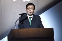 東映テレビ企画制作部長・塚田英明。