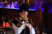 岩部彰演じるバーテンダー。