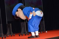 パンツを見せる野原しんのすけ。