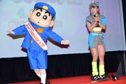 左から野原しんのすけ、フワちゃん。