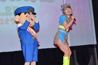 左から野原しんのすけ、フワちゃん。