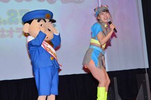 左から野原しんのすけ、フワちゃん。