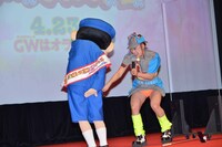 しんのすけのお尻を指すフワちゃん。