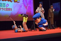 ズッコケたフワちゃんのお尻を見るしんのすけ。