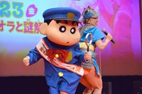 「お尻ブリブリ～」とお尻を突き合わせる野原しんのすけ（左）、フワちゃん（右）。