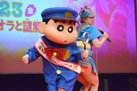 「お尻ブリブリ～」とお尻を突き合わせる野原しんのすけ（左）、フワちゃん（右）。