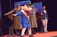 Tのポーズを決めるしんのすけ。