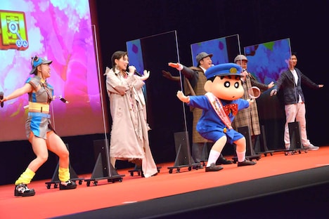 「テン、テテン、テンテテテン！」の声に乗せTのポーズを決める登壇者たち。