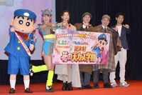 「映画クレヨンしんちゃん 謎メキ！花の天カス学園」完成披露舞台挨拶の様子。左から野原しんのすけ、フワちゃん、仲里依紗、長田庄平、松尾駿、高橋渉。