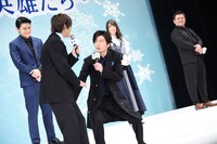 田中圭（前列右）が山田裕貴（前列左）にスタートバーのジェスチャーをする様子。