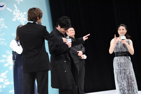 土屋太鳳（右）が話し始める前に謙遜する田中圭（中央）と、それを指摘する山田裕貴（左）。