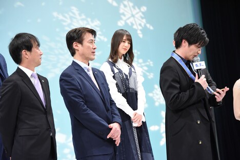 左から原田雅彦、西方仁也、金メダルを見つめる田中圭（右）。