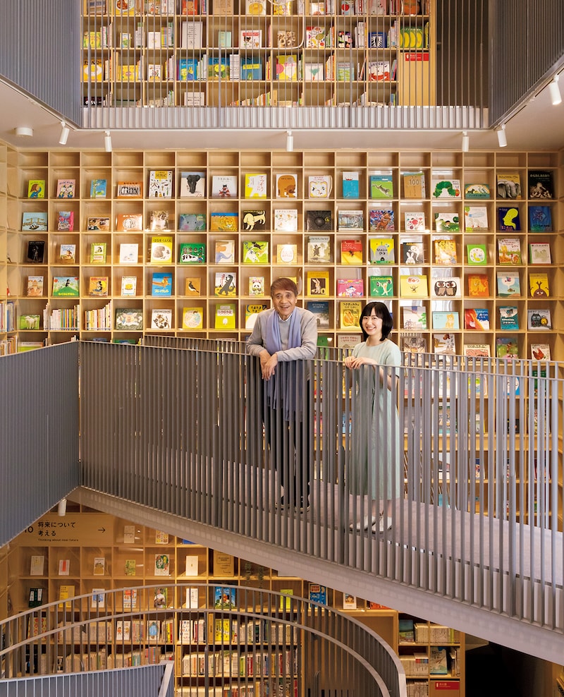 Casa BRUTUS 2021年5月号より、安藤忠雄（左）と芦田愛菜（右）。（撮影：筒井義昭） (c)マガジンハウス